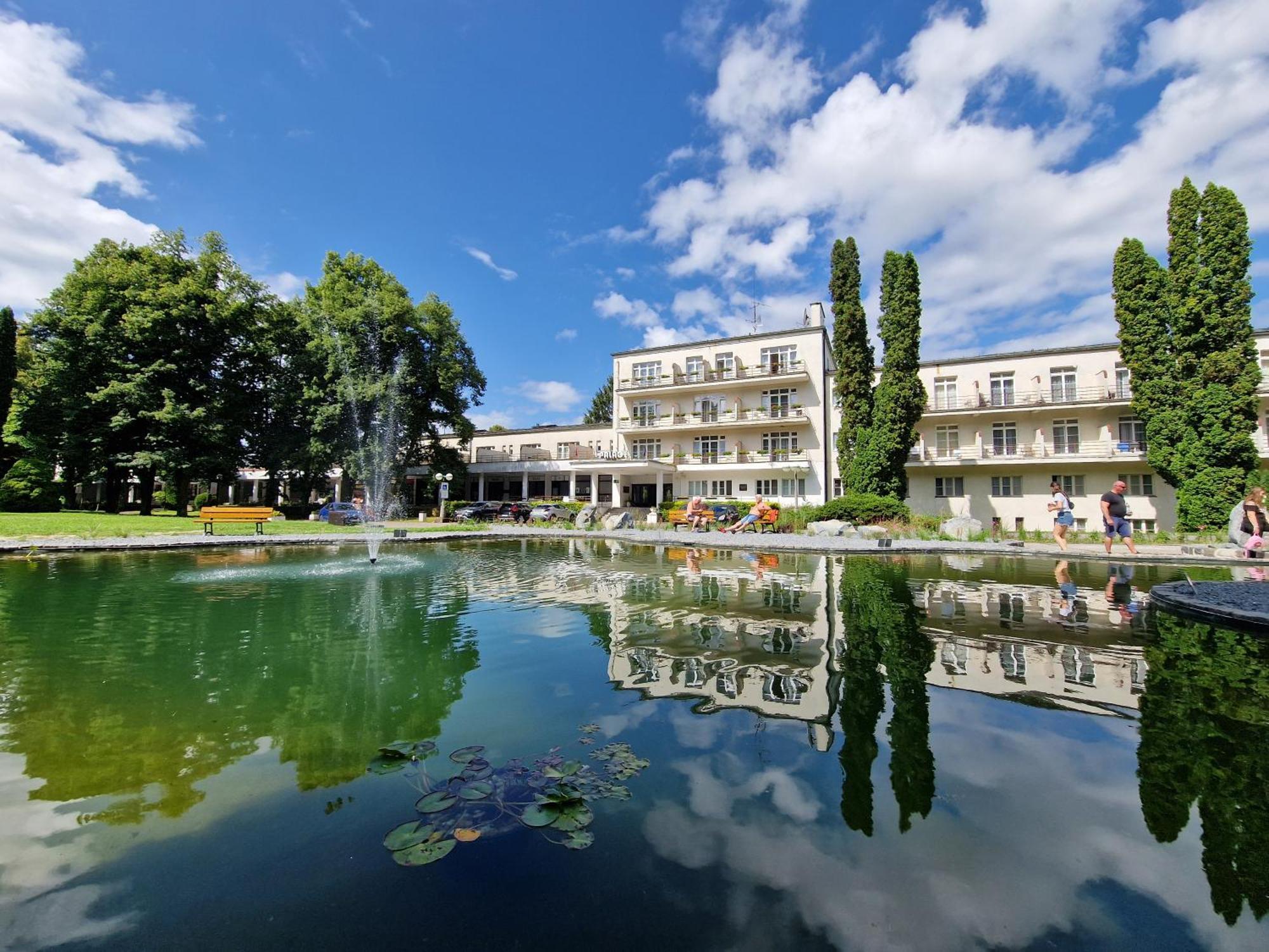 Hotel Palace - Kupele Szliács Kültér fotó