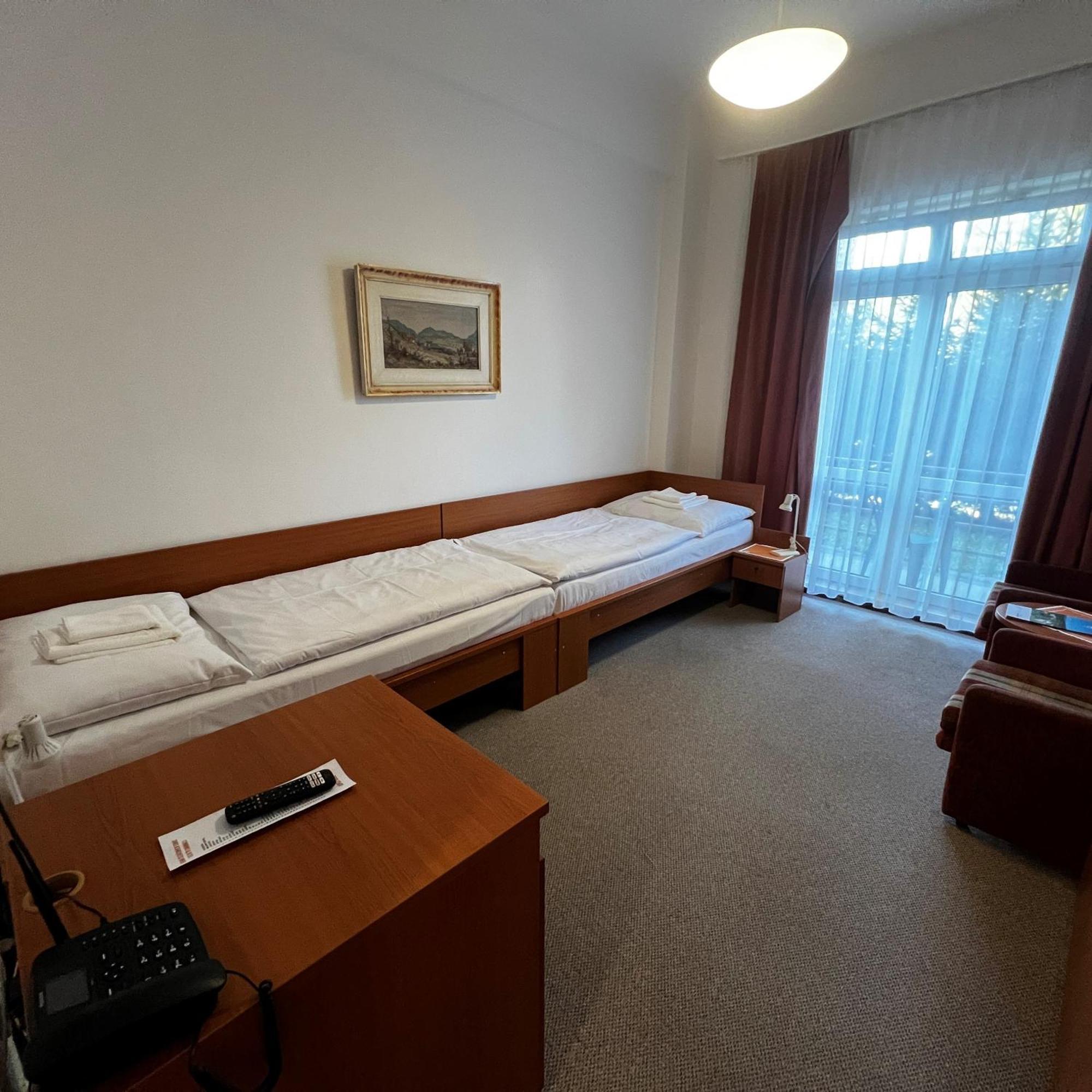 Hotel Palace - Kupele Szliács Kültér fotó