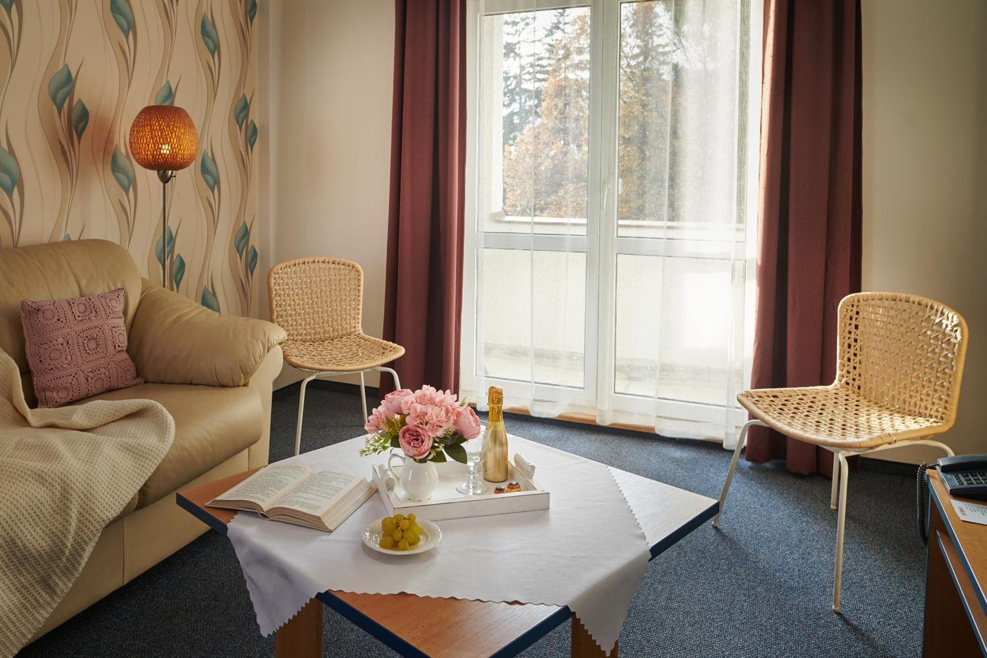 Hotel Palace - Kupele Szliács Kültér fotó