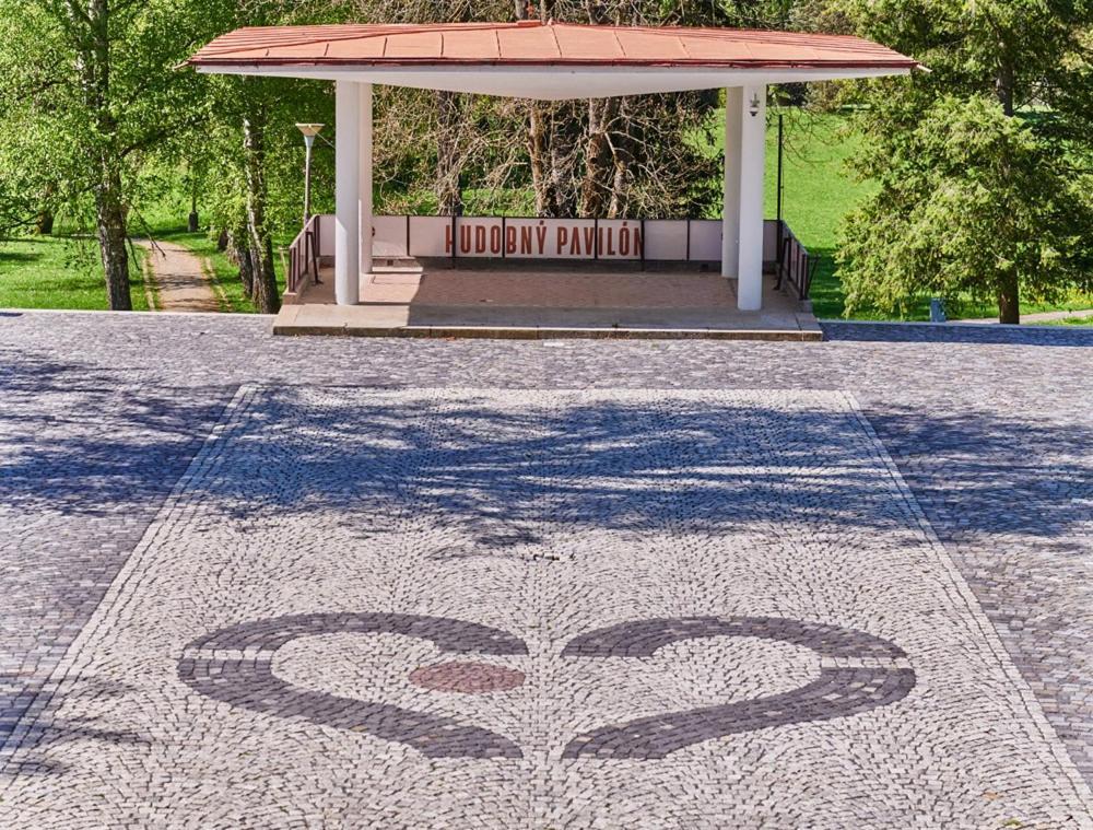 Hotel Palace - Kupele Szliács Kültér fotó